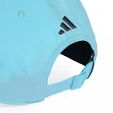 Gorra Adidas de la colección Mercedes AMG Petronas F1, modelo George Russell, en color celeste con el logo de Mercedes bordado en negro en el frente y las tres rayas de Adidas en la visera.