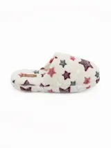 Pantuflas de peluche color crema con estampado de estrellas en tonos bordó y gris oscuro.