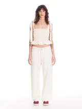 Pantalón de jean color crudo, de tiro bajo, corte holgado y cintura ajustable con cordón.