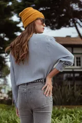 Camisa celeste de manga larga con cuello mao y volados frontales.