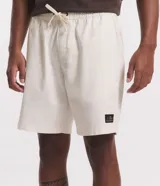 Bermuda masculina de sarga color blanco, con cintura elástica y lazo de ajuste. Presenta bolsillos laterales y una etiqueta decorativa aplicada en la parte inferior de la pierna.
