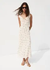 Vestido midi de viscosa color beige con estampado de flores azules, escote en V con volantes y tirantes finos ajustables.