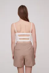 Top color marfil con breteles finos y escote en V.