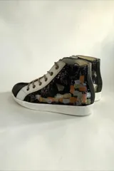 Botas de caña alta de cuero color negro jaspeado y peltre, con diseño de arte pintado a mano en la parte trasera, puntera negra y cordones en tono tostado.