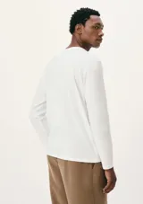 Remera básica de manga larga en color azul oscuro, con cuello redondo y corte recto.