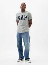 Remera de algodón gris jaspeado con cuello redondo, mangas cortas y logo de la marca estampado en azul marino en el frente.