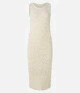 Vestido midi color crema, tejido en punto texturizado, sin mangas y con cuello redondo.
