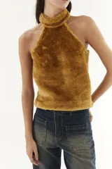 Top negro peludito con cuello halter y sin mangas.