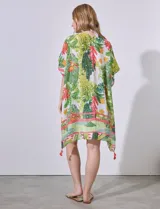 Kimono tejido con estampado de hojas y flores en tonos verdes, amarillos y rosados. Tiene mangas japonesas y terminación con borlas rosadas.