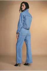 Chaqueta de jean azul claro con paneles de tela estampada con flores en el frente.