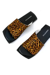 Sandalia de cuero con estampado animal print, capellada, forro y plantilla de cuero.