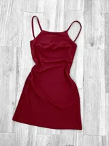 Vestido corto rojo con breteles finos y escote cuadrado.