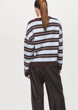Sweater de punto fino con diseño oversize y patrón de rayas horizontales en tonos marrón, celeste y blanco. Cuenta con cuello redondo y mangas largas.