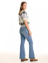 Buzo de punto color gris con estampado de corazones en gris oscuro y amarillo claro, de manga corta y cuello redondo.