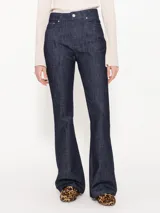 Pantalón de jean oxford azul oscuro, de tiro medio alto y confeccionado en 100% algodón.