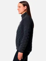 Campera técnica de plumón Mountain Hardwear, modelo Stretchdown Light, color negro. Presenta un diseño acolchado con compartimentos elásticos, cierre frontal completo, cuello alto y bolsillos laterales con cremallera. Los puños cuentan con ribete elástico para mayor ajuste.