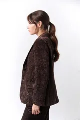 Blazer marrón de terciopelo con solapas de muesca, cierre frontal con un botón, bolsillos delanteros y forro con estampado animal print.