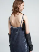 Vestido largo de breteles finos, escote en V y textura de terciopelo. Presenta un diseño degradado de gris a negro en el bajo.