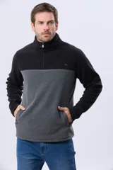 Buzo de polar bicolor azul marino y verde con medio cierre y bolsillos laterales con cierre.