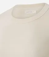 Blusa de manga larga con cuello redondo, confeccionada en tejido rib acanalado. Presenta un diseño ajustado al cuerpo y textura vertical en relieve.