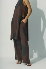 Pantalón marrón con lunares negros grandes, de corte ancho y tiro alto.