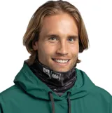 Cuello multifuncional Buff de la edición especial en colaboración con 686, con diseño estampado en tonos negros y grises. Fabricado con tecnología ThermoNet y fibras aislantes PrimaLoft, ofrece alto rendimiento térmico, transpirabilidad y elasticidad en cuatro direcciones sin costuras.