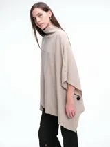 Poncho amplio de cuello alto, confeccionado en hilado con lana y cashmere, con diseño de caída recta y botones laterales.