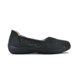 Zapato bajo negro con capellada calada con pequeños orificios.