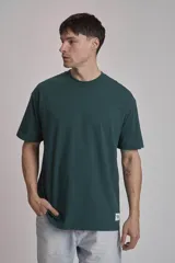 Remera verde oscuro de corte holgado y mangas cortas.