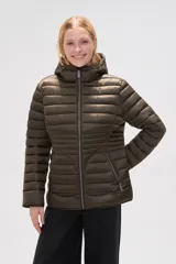 Campera puffer verde militar con capucha, cierre frontal y bolsillos laterales con cierre.