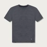 Camiseta deportiva de manga corta con cuello redondo y diseño de textura jaspeada. Presenta un corte ergonómico con costuras laterales y logo pequeño en el ruedo inferior.