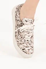 Championes de corte bajo con capellada de cuero natural con pelo y estampado animal print tipo dálmata. Presentan suela plana de goma resistente y cierre mediante cordones.