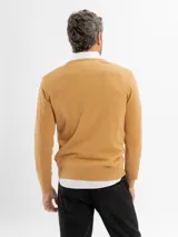 Buzo de algodón con escote en V, de manga larga y calce regular. Presenta puños y cintura con terminación en rib.