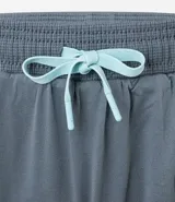 Bermuda deportiva masculina gris con cintura elástica, bolsillos laterales y cordón de ajuste.