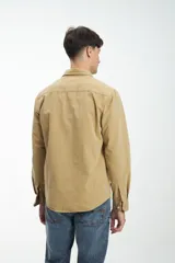 Camisa de manga larga color ladrillo confeccionada en pana de algodón con calce clásico, bolsillo en el pecho y botones personalizados.