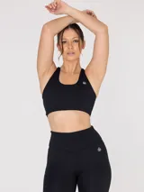Top deportivo negro de soporte medio, con diseño de espalda estilo nadador y sujetador integrado. Incluye almohadillas removibles.
