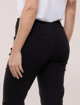 Pantalón capri blanco de estilo sastrero, tiro alto y calce ajustado, con cintura elástica ancha y bolsillos frontales funcionales.