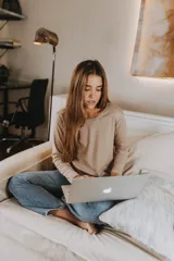 Remera manga larga color verde seco, de corte recto y cuello redondo.