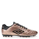 Championes de fútbol 11 Umbro modelo Touch AT, color negro con detalles en rojo vibrante. Presentan un diseño con cordones, costuras reforzadas en la puntera y suela con tapones para césped natural.