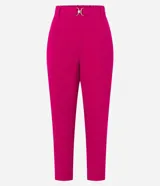 Pantalón zanahoria color fucsia de tiro alto, confeccionado en tejido airflow, con cintura elastizada, trabillas y hebillas metálicas.
