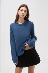 Sweater de tejido de punto color azul, con cuello redondo, manga larga y diseño holgado.