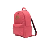Mochila Nike Heritage color rosa con logo marrón. Tiene un compartimento principal con funda para laptop de hasta 15 pulgadas y dos bolsillos frontales con cierre.