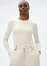 Camiseta básica de manga larga en tela acanalada, color blanco hueso, con cuello redondo.