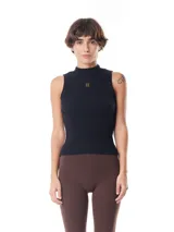 Musculosa negra de tejido de punto acanalado, corte entallado y cuello alto.