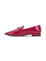 Zapato mocasín de cuero charolado en color magenta, con punta fina, taco bajo y detalle de cadena metálica en el empeine.