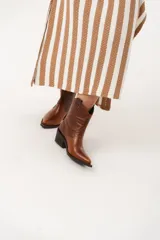 Bota texana de caña media-baja color marrón, con punta elegante y detalle de mini tachas.