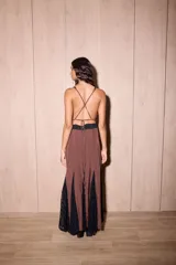 Vestido largo negro con estampado de lunares blancos, confeccionado en jersey con lurex y encaje. Presenta escote en V profundo, tirantes finos y detalles de encaje en el pecho y el ruedo.