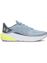 Championes Under Armour Turbulence 3 para running, color celeste con detalles en azul marino y suela blanca con refuerzo amarillo en el talón.