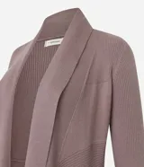 Cardigan de punto abierto, con diseño alargado y asimétrico en las puntas. Presenta una textura acanalada y mangas largas.