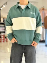 Buzo de cuello polo y medio cierre, con diseño de bloques de color en gris y blanco, de corte oversize y mangas largas.